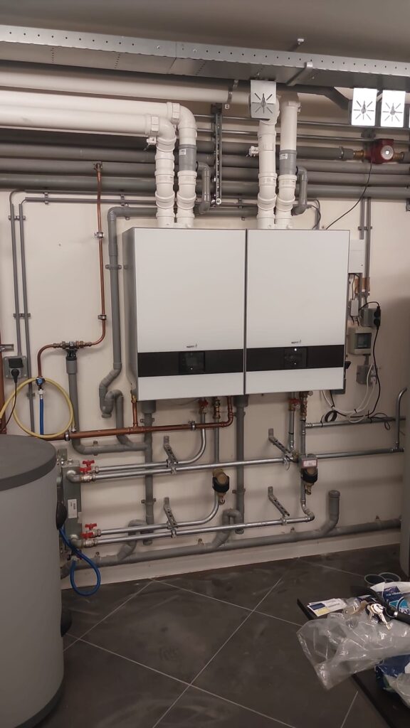 Twee nieuwe Nefit-cv-ketels in cascade-opstelling, geïnstalleerd door Wemmers Installatiebedrijf