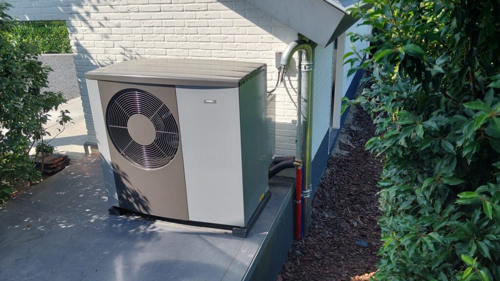 NIBE lucht-waterwarmtepomp buitenunit in de tuin