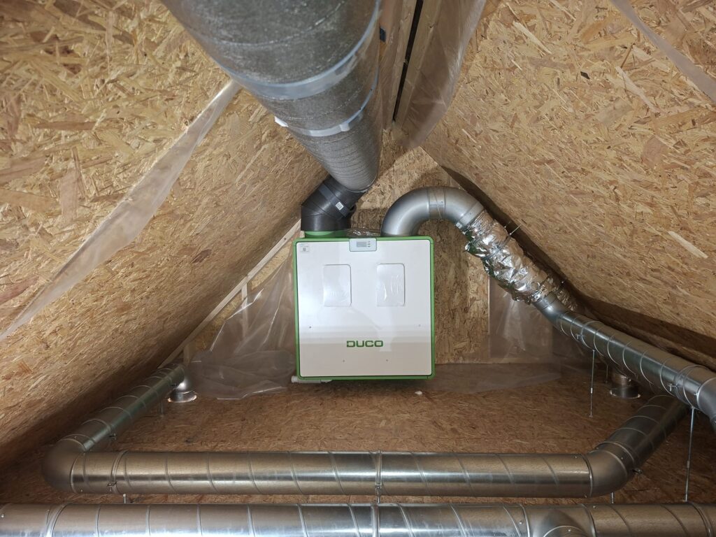 Ventilatiesysteem met kanaalwerk op zolder